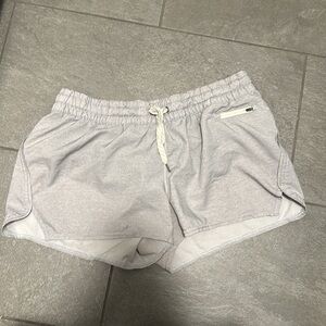 Vuori Shorts Womens Large Gray Clementine 2.0 2" Lined Casual Athleisure Yoga